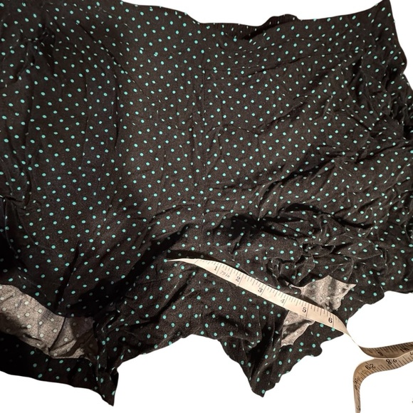 Torrid Woman’s Black Polka Dot Stretchy Pull On Shorts Size 1 - Picture 5 of 6